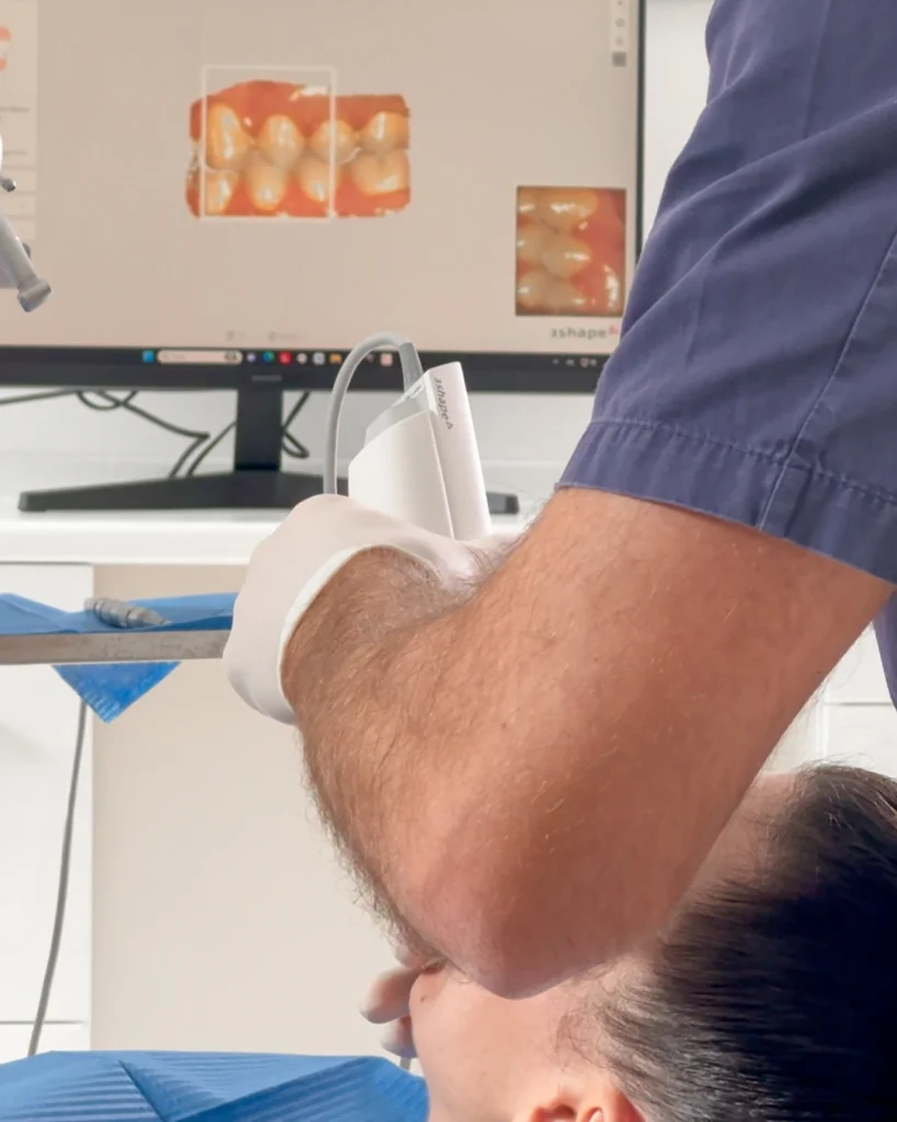 FOTO CI PRENDIAMO CURA DI TE 3 - Dentista a Roma EUR
